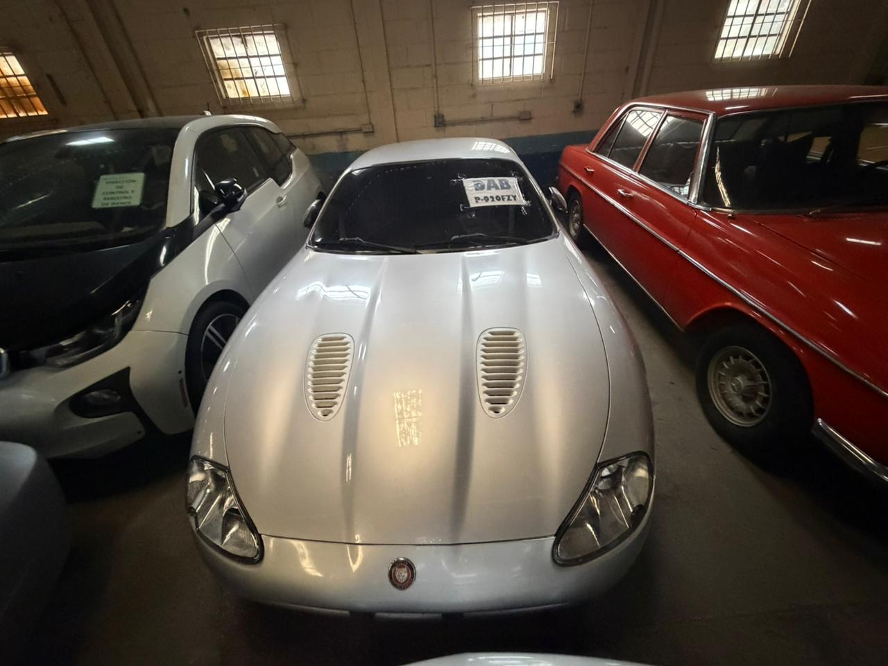 25. AUTOMÓVIL